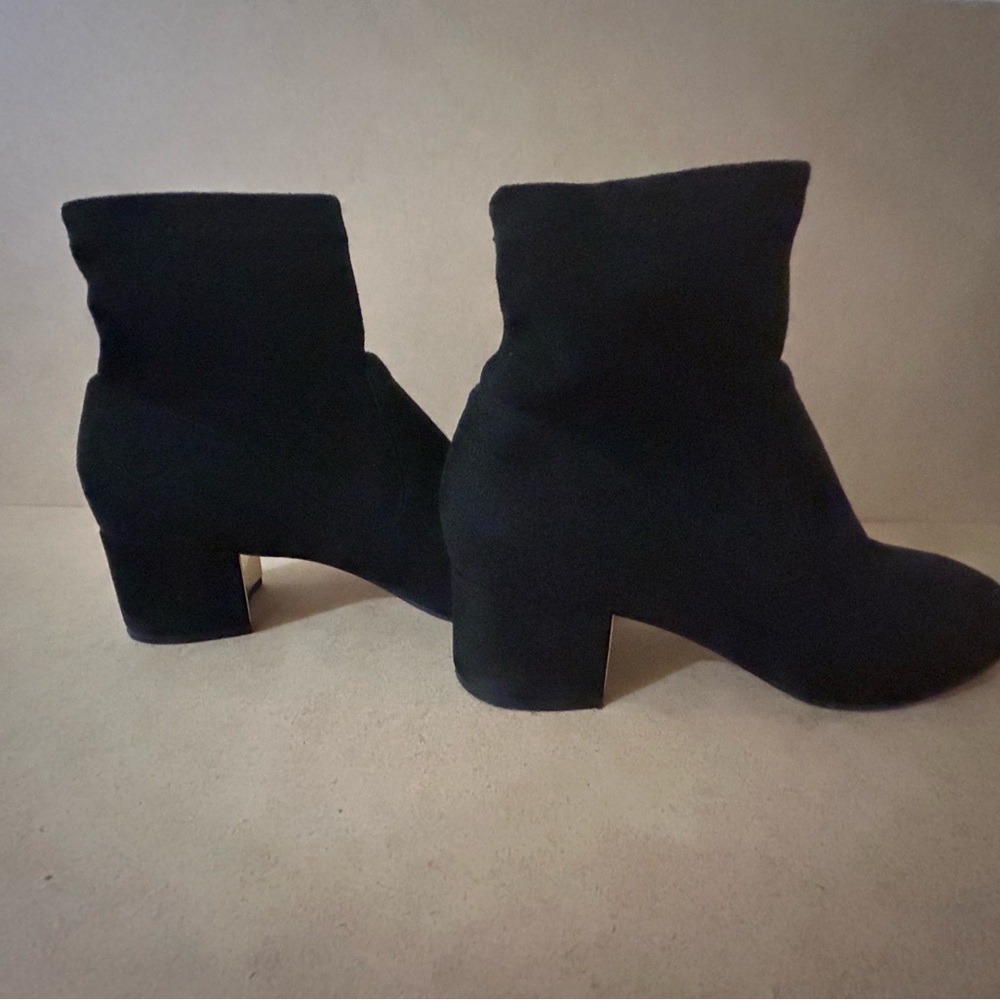 Gorgeous shoes but if any questions please message or comment on app thanks